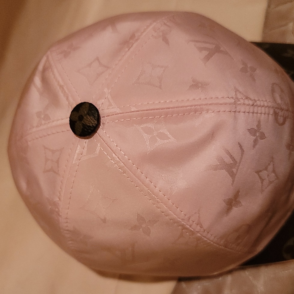 Louis Vuitton Wild at Heart Cap Pink Medium Size - Picture 9 of 16